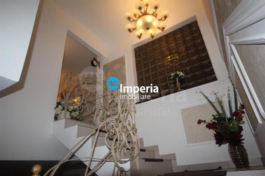 Casă individuală cu 10 camere cu Canalizare în Bucium