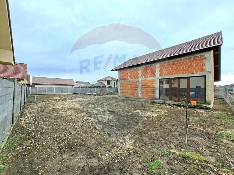 Casă cu 5 camere cu Teren 983 Mp în Vladimirescu