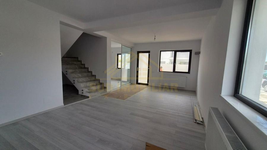 Duplex cu 7 camere cu Canalizare în Central