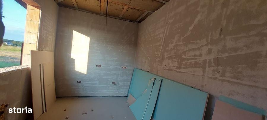 Casă cu 4 camere cu Teren 450 Mp în Periș
