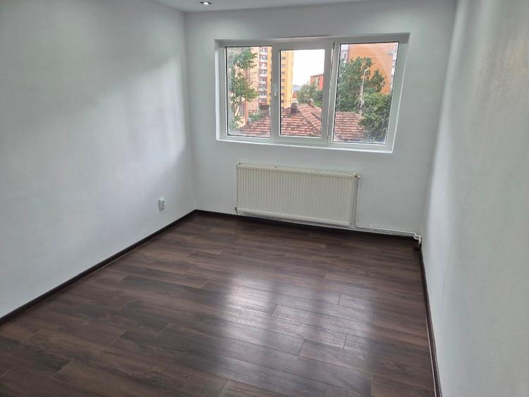 Apartament cu 3 camere decomandat în Micro 4