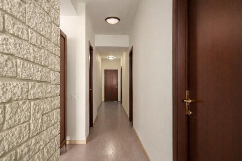 Apartament cu 4 camere semidecomandat în Central