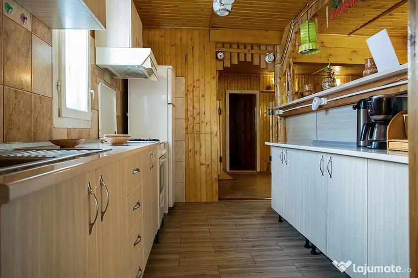 Casă cu 10 camere cu Teren 1900 Mp în Central