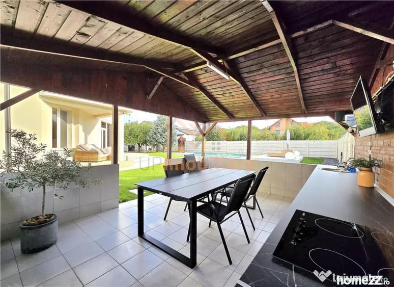 Casă cu 6 camere cu Piscina în Sânmartin
