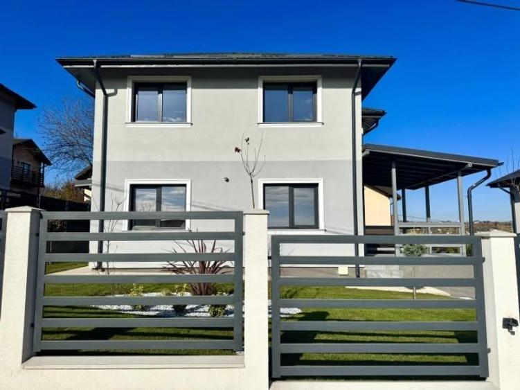Casă cu 4 camere cu Teren 400 Mp în Rediu
