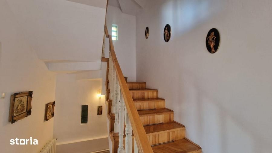 Casă cu 8 camere cu Teren 750 Mp în Cetate