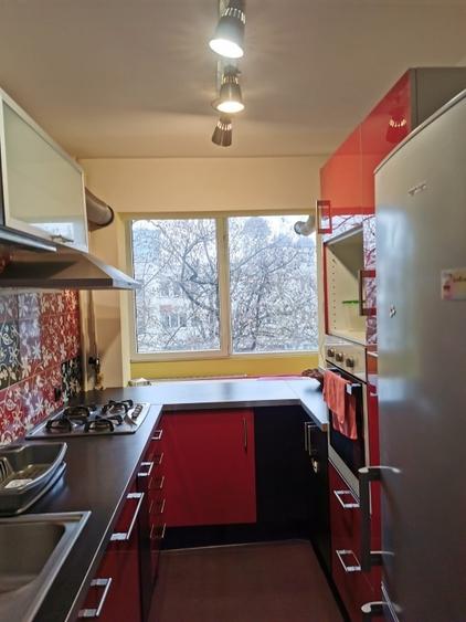 Apartament cu 2 camere semidecomandat, mobilat în Pajura