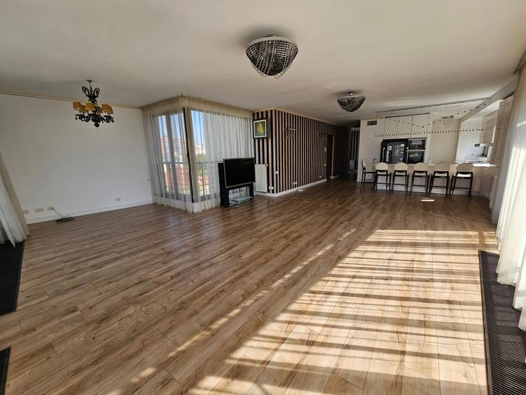 Penthouse cu 4 camere decomandat în Polonă