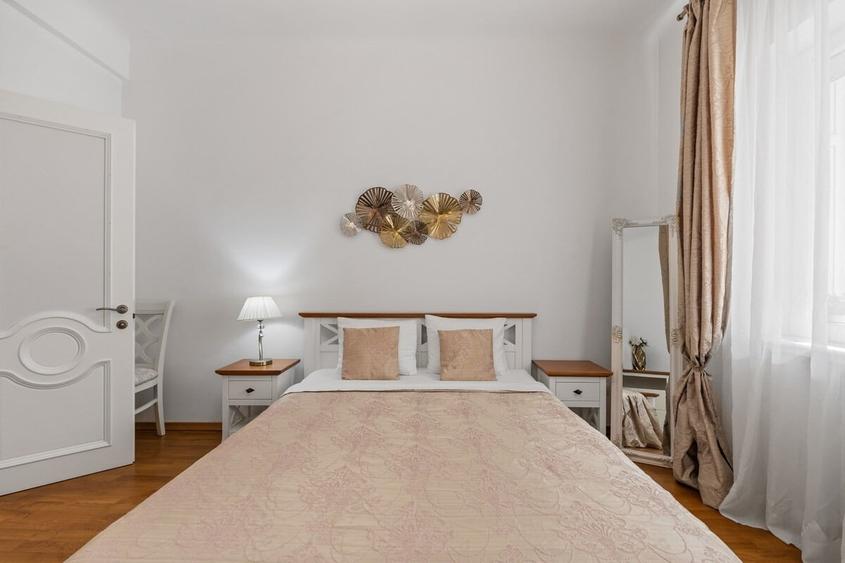 Apartament cu 3 camere semidecomandat în Universitate