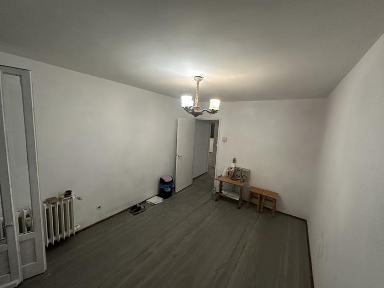 Apartament cu 3 camere semidecomandat în Berceni