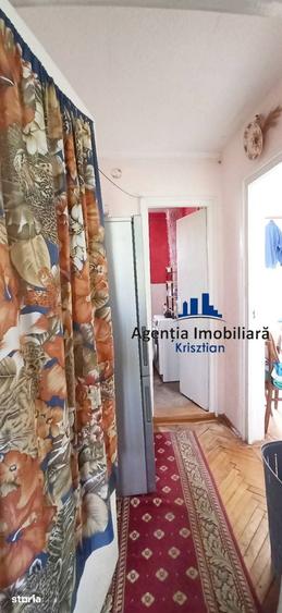 Apartament cu 3 camere semidecomandat în Burdea
