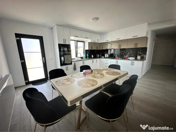 Casă cu 4 camere în Central