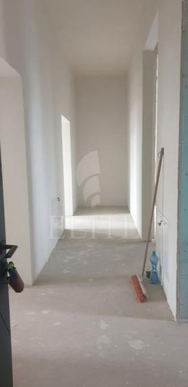 Apartament cu 4 camere semidecomandat în Central