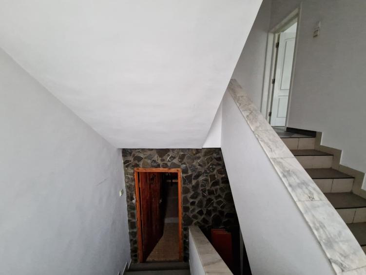 Casă individuală cu 5 camere cu Canalizare în Grivița