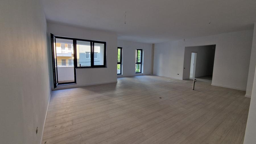 Apartament cu 5 camere semidecomandat în Timpuri Noi