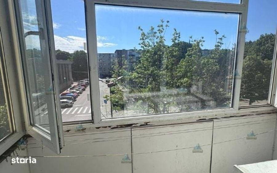 Apartament cu 3 camere semidecomandat în Uiești