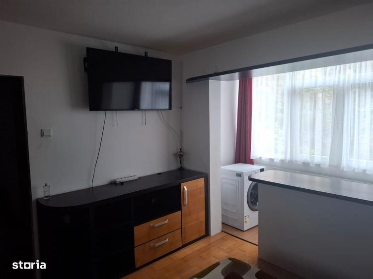 Apartament cu 3 camere semidecomandat în Podul de Piatră