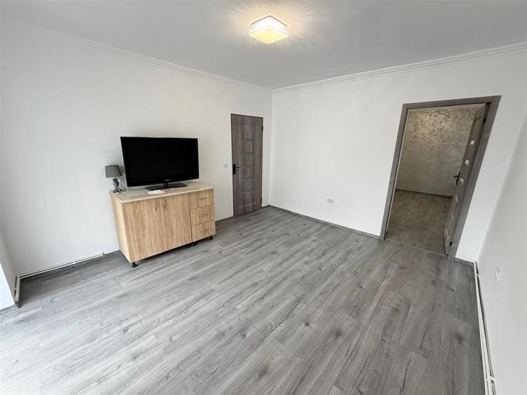 Apartament cu 2 camere semidecomandat în Podu Roș