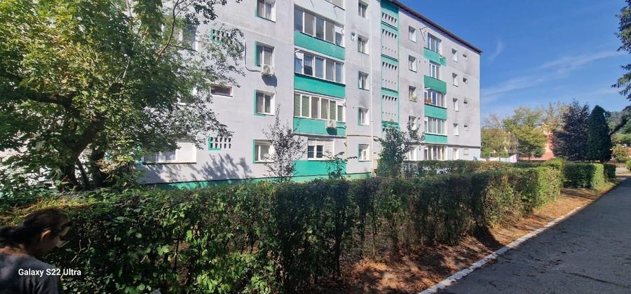 Apartament cu 3 camere semidecomandat, mobilat în Micro II