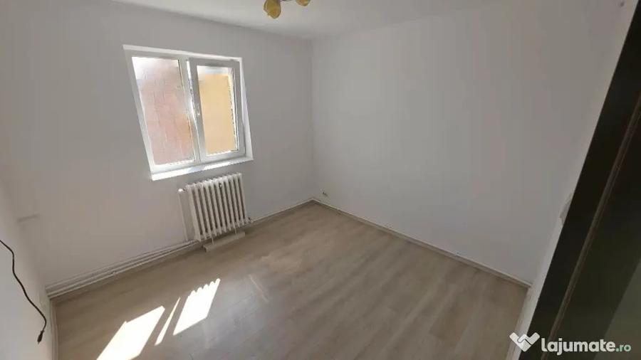 Apartament cu 4 camere decomandat în Hala Centrală