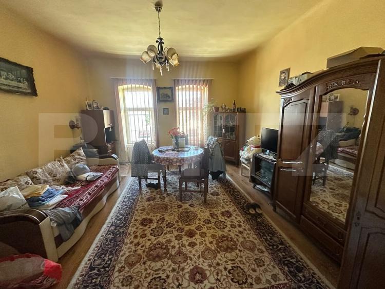 Casă individuală cu 9 camere cu Canalizare în Central