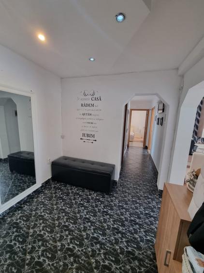 Apartament cu 3 camere decomandat, mobilat în Micro 15