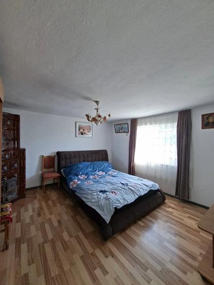 Casă cu 2 camere cu Teren 6200 Mp în Cârcești