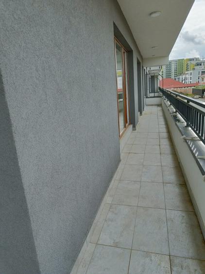 Apartament cu 3 camere decomandat în Tractorul