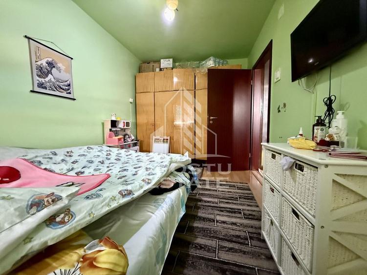 Apartament cu 3 camere semidecomandat, mobilat în Dâmbovița
