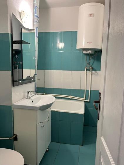 Vand apartament 0722844357 ( baie ,bucatarie ,camara ,sufragerie si 2 dormitoare la parter, semidecomndat cu supra.utila de 44 m2. Pret negociabil - 3