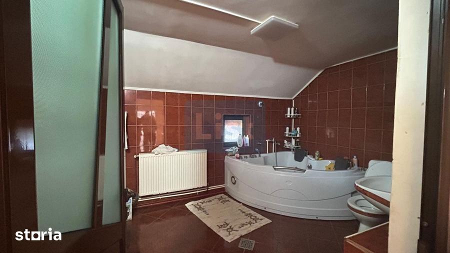 Casă cu 8 camere cu Teren 5000 Mp în Bengești