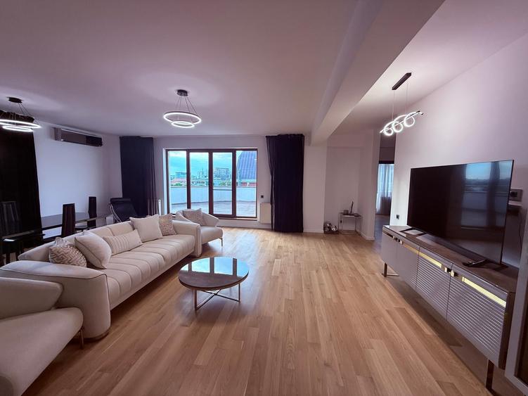 Penthouse cu 3 camere decomandat în Herăstrău
