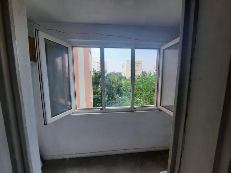 Apartament cu 3 camere semidecomandat în Berceni