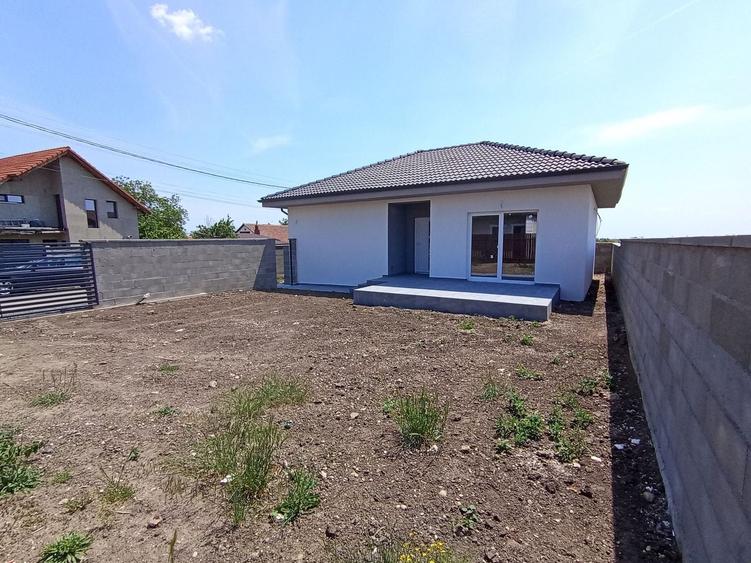 Casă individuală cu 3 camere cu Canalizare în Sânandrei