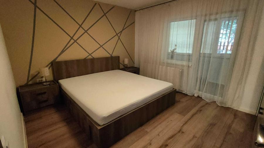 Apartament cu 3 camere decomandat, mobilat în Păcii