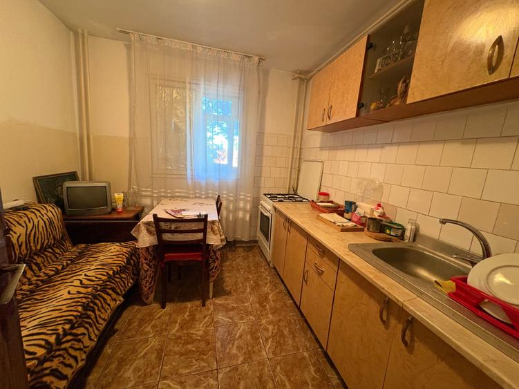 Apartament cu 3 camere decomandat în Lujerului