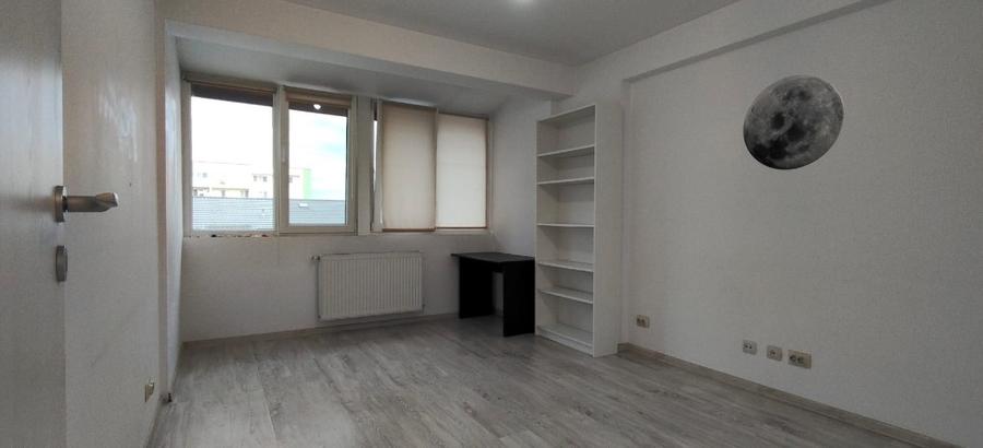 Apartament cu 3 camere semidecomandat, mobilat în Central