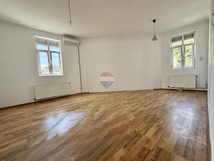 Duplex cu 3 camere cu Teren 182.5 Mp în Eroii Revoluției