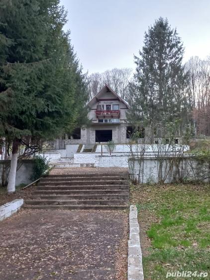 Casă cu 20 camere cu Teren 10000 Mp în Central
