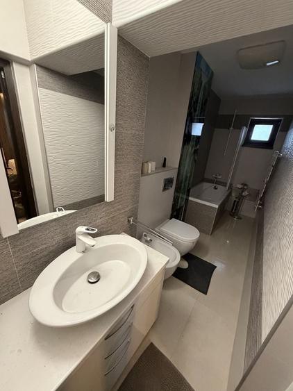 Apartament cu 4 camere decomandat în Central