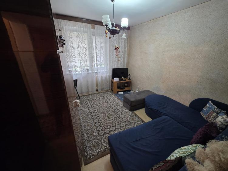 Apartament cu 3 camere decomandat în Titan