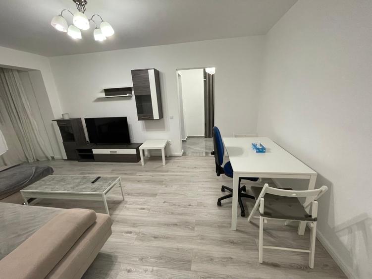 Apartament cu 2 camere semidecomandat, mobilat în P-ța Victoriei