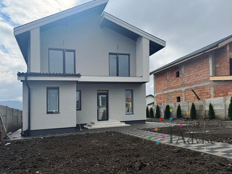 Casă individuală cu 4 camere cu Canalizare în Cristian