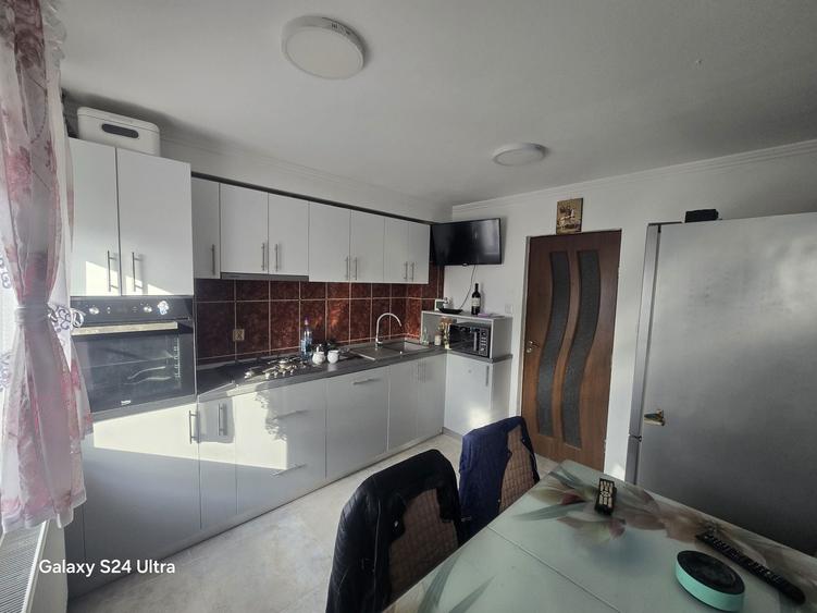 Apartament cu 4 camere decomandat în Central