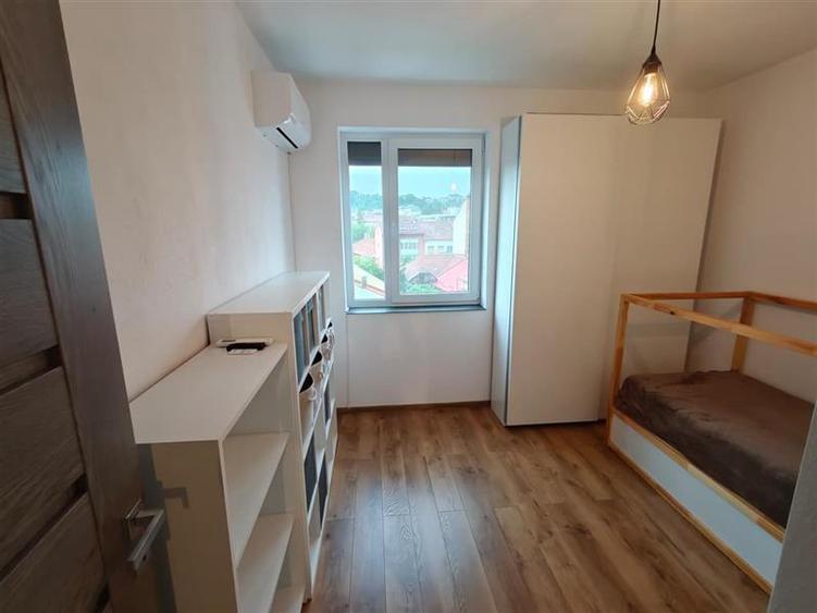 Apartament cu 3 camere circular, mobilat în Central