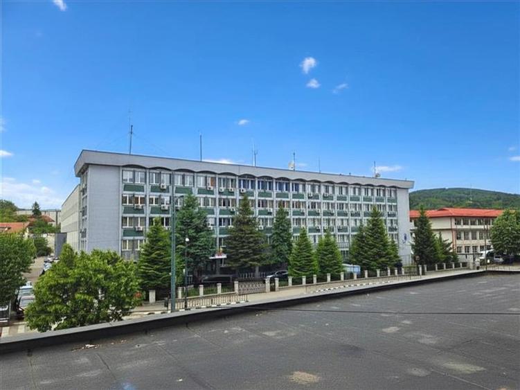 Apartament cu 3 camere decomandat în 1 Mai