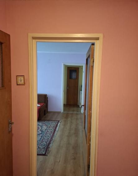 Apartament cu 3 camere semidecomandat în Rahova