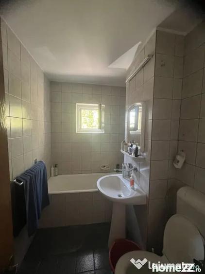 Apartament cu 3 camere decomandat în Vâlcea