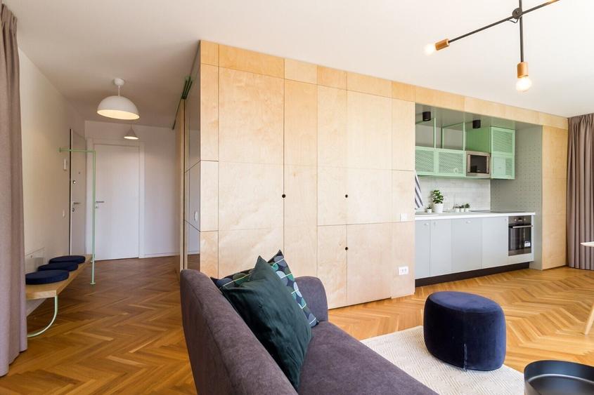 Apartament cu 4 camere decomandat, mobilat în Calea Victoriei