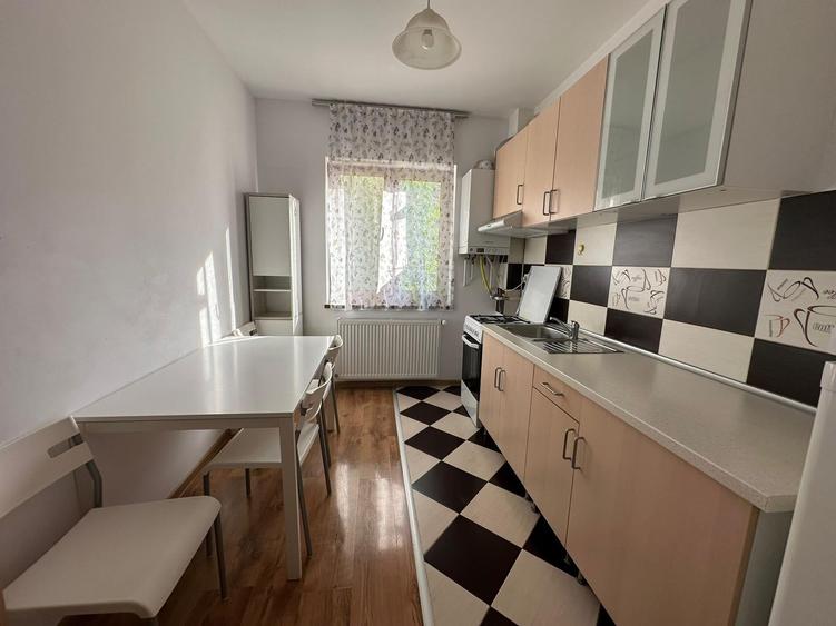 Apartament cu 3 camere semidecomandat în Calea Dumbrăvii